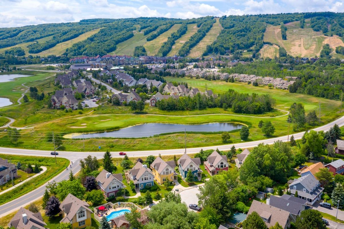 An aerial view of Blue View Chalet rentals in the Blue Mountains